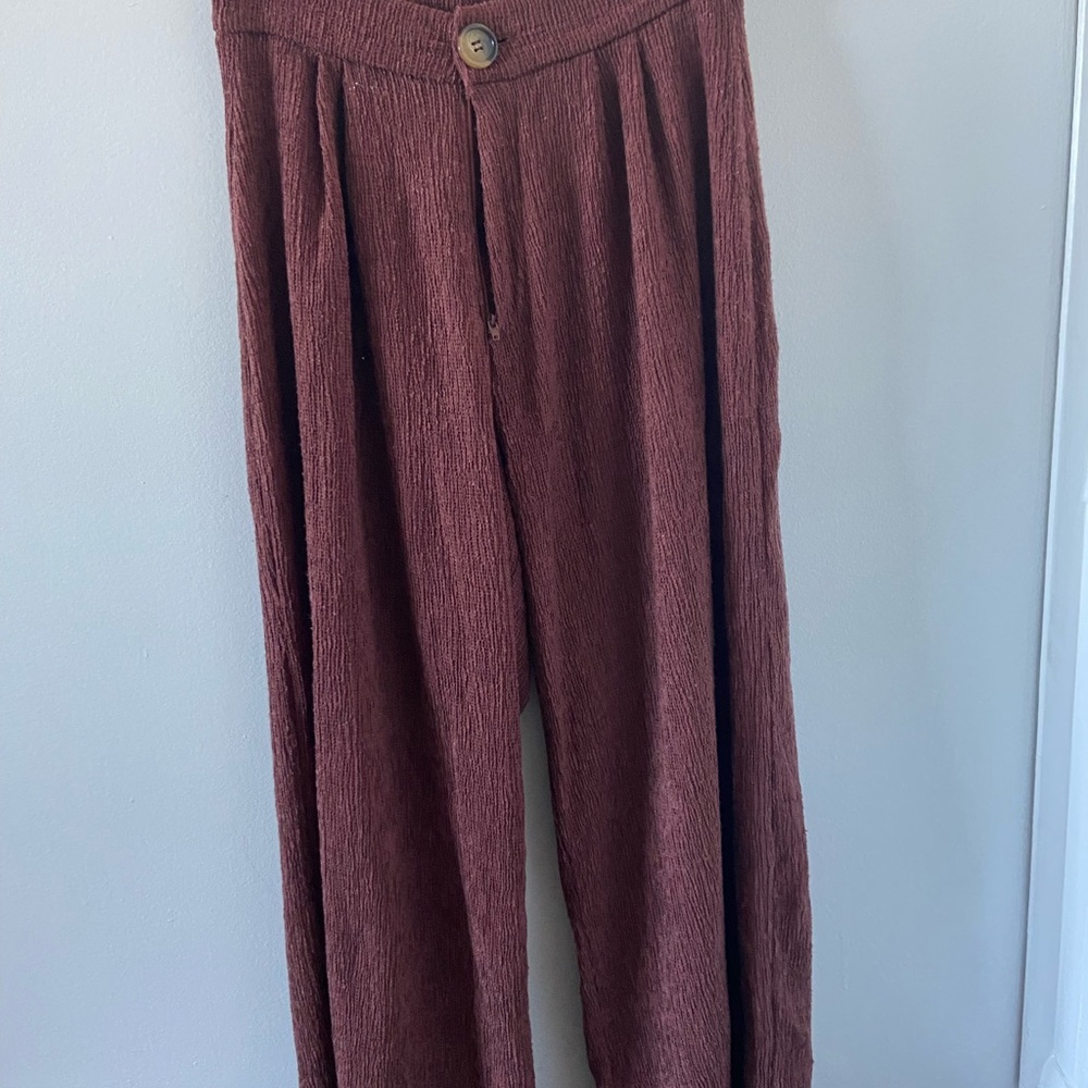 High waist, wide leg (cropped) pants.